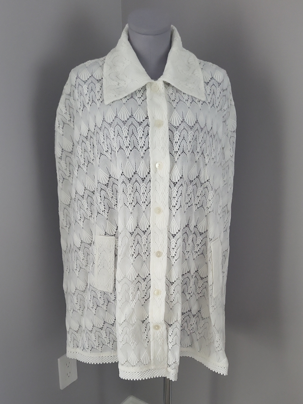 Vintage 1970s–80s White Lace Knit Cape – Maglieria di Lusso – Timeless Layering